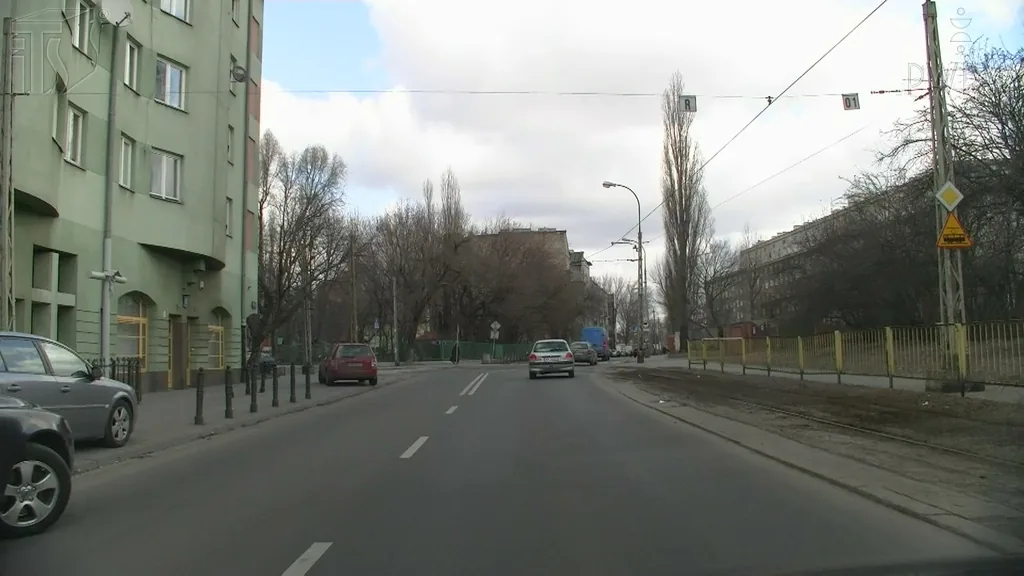 Zdjęcie do pytania: Czy zbliżając się do przejazdu tramwajowego, masz obowiązek ...
